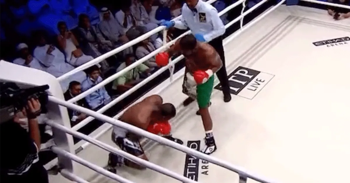 Bokslegende Mayweather (45) domineert Moore in Abu Dhabi