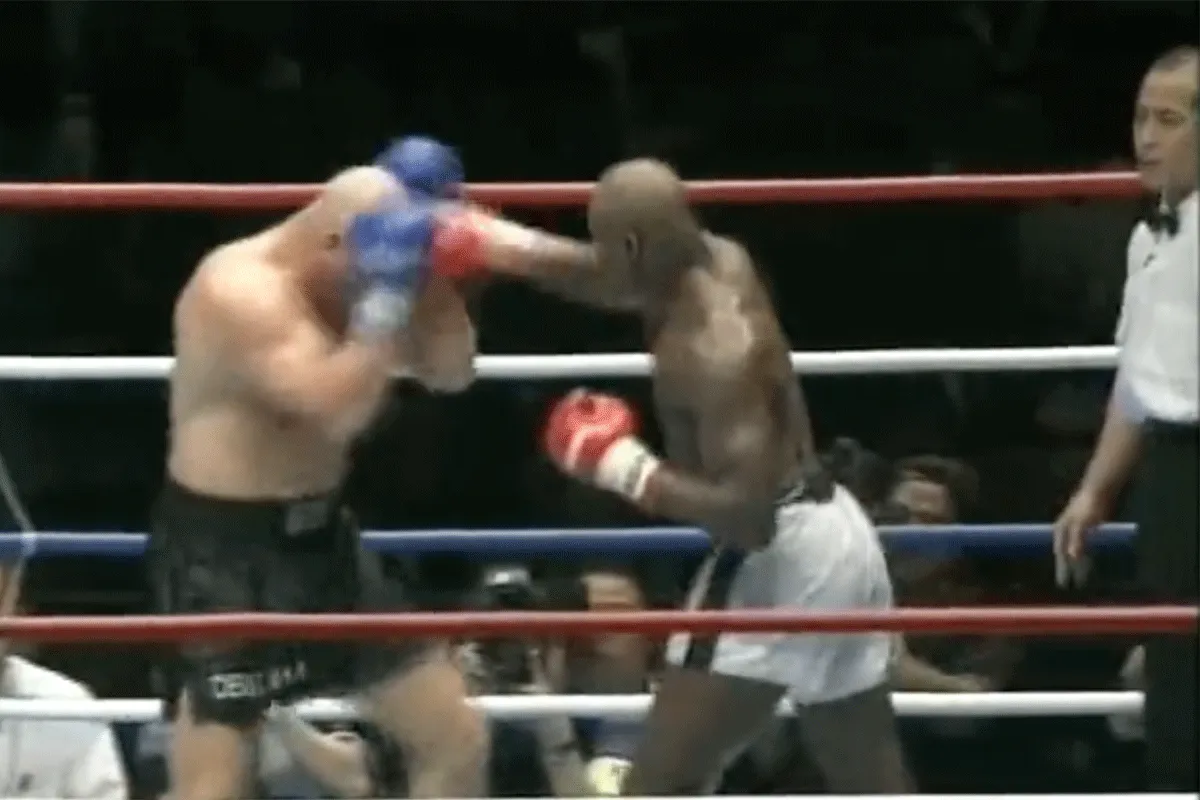 Ernesto Hoost sloopt rivaal: 'Echte oorlog in de ring' (video)