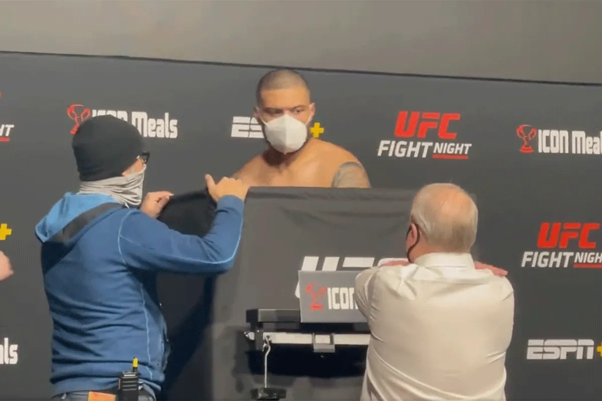 Asjemenou! Te dikke UFC-vechter schrijft geschiedenis