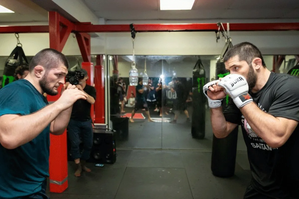 UFC-ster Khabib slaat rivaal 'KO' tijdens Metaverse wedstrijd