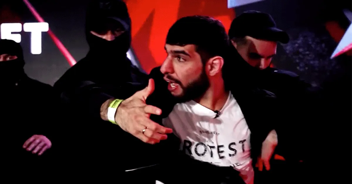 Totale Chaos: Vechtpartij tijdens MMA-event in Moskou