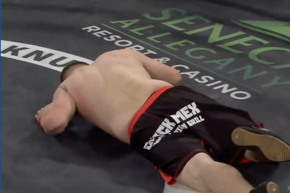 Kijk dan! Bokser boos na 'KO' winst tegenstander (video)