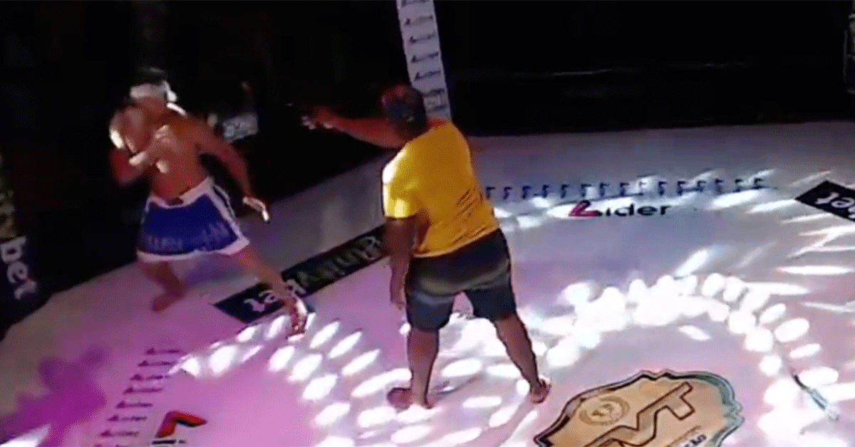 WAT! MMA-vechter pakt pistool man af tijdens vechtsport event