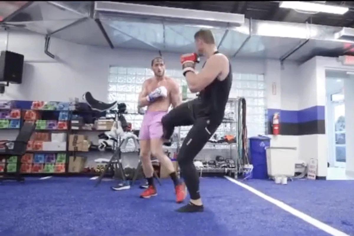 Rico Verhoeven lowkicks Logan Paul: 'Blijven opletten jongen' (video)