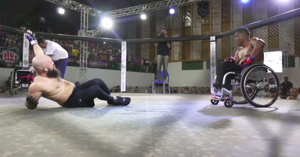 'Lekke band!' MMA-vechter rolstoel uitgeslagen in bizarre wedstrijd (video)