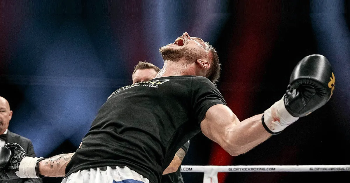 Glory kampioen veilt bokshandschoenen! 'Bied mee'