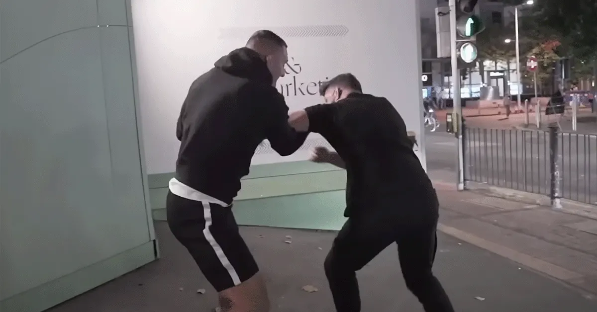 Knokkende UFC-vechters restaurant uitgezet! 'Doe dat maar buiten' (video)