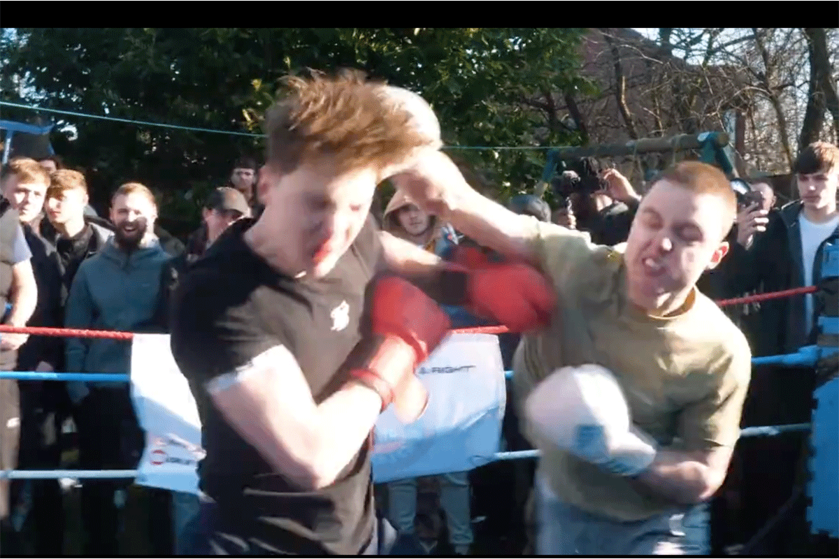 Gek: Tweelingbroers slaan elkaar aan diggelen in boksring (video)
