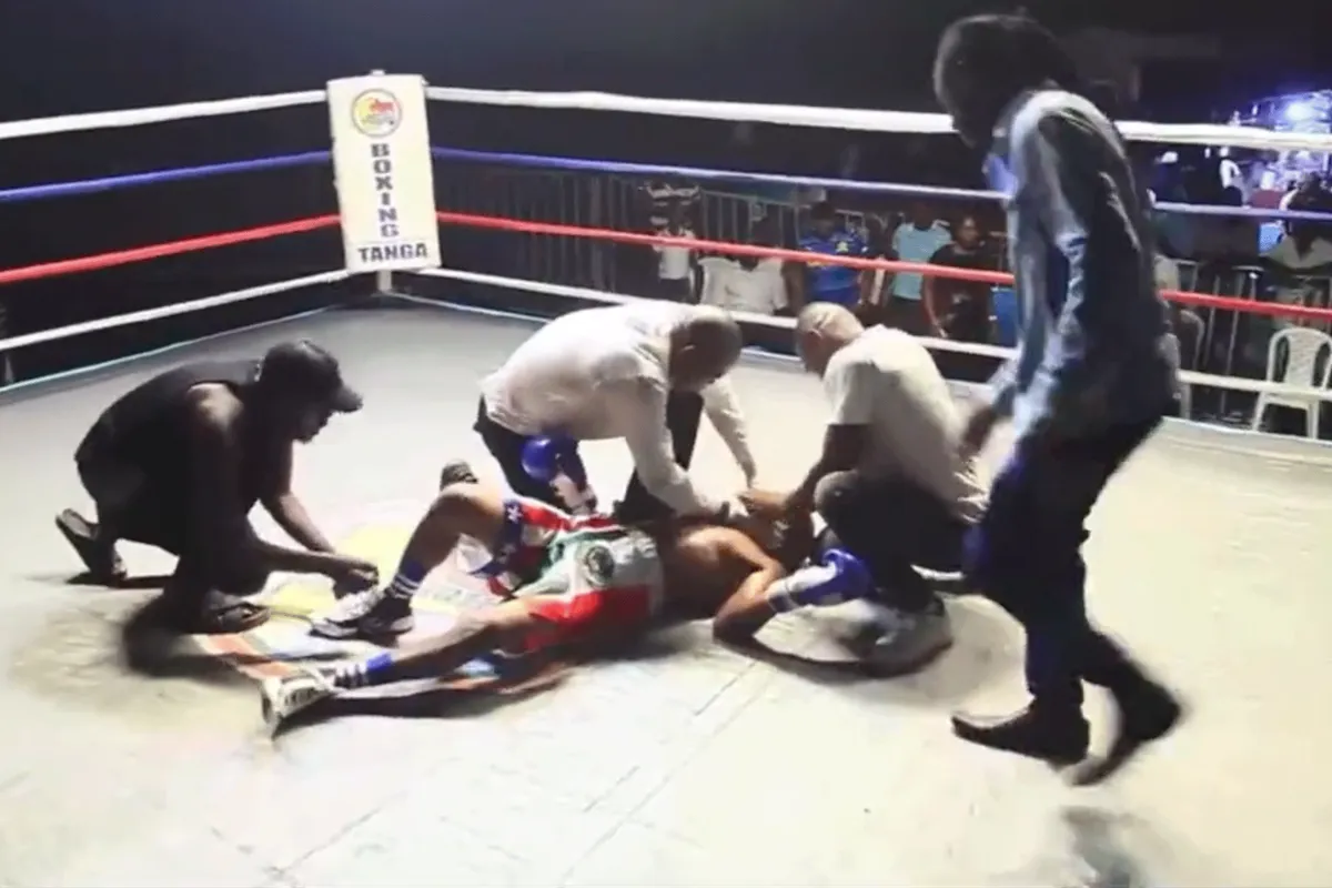 Paniek! Bokser wordt niet wakker na brute KO (video)