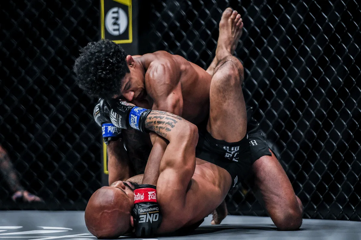 Historisch 'KO' verlies MMA-legende Demetrious Johnson (video)