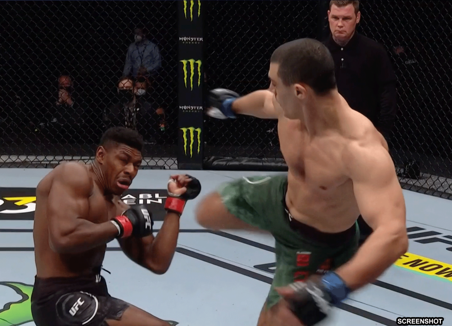 MMA-vechter trapt met zieke Headkick tegenstander knock-out (video)