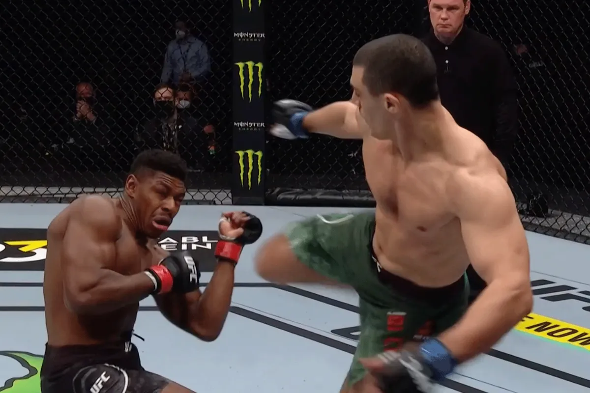 MMA-vechter trapt met zieke Headkick tegenstander knock-out (video)