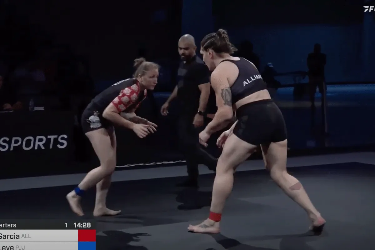 SCHOK! MMA-vechtster BREEKT reusachtige rivale (video)