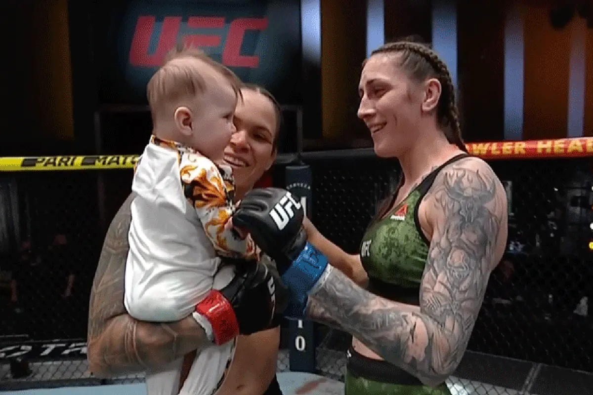 Baby power: MMA-vechter neemt dochtertje mee naar gevecht (video)