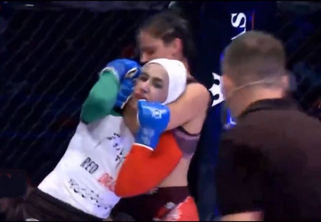 Hoofddoek in de weg: MMA-vechter zwaar knock-out (video)