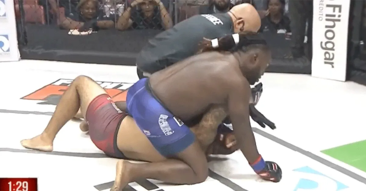 'Kusje erop!' Dit had niemand verwacht van MMA-vechter