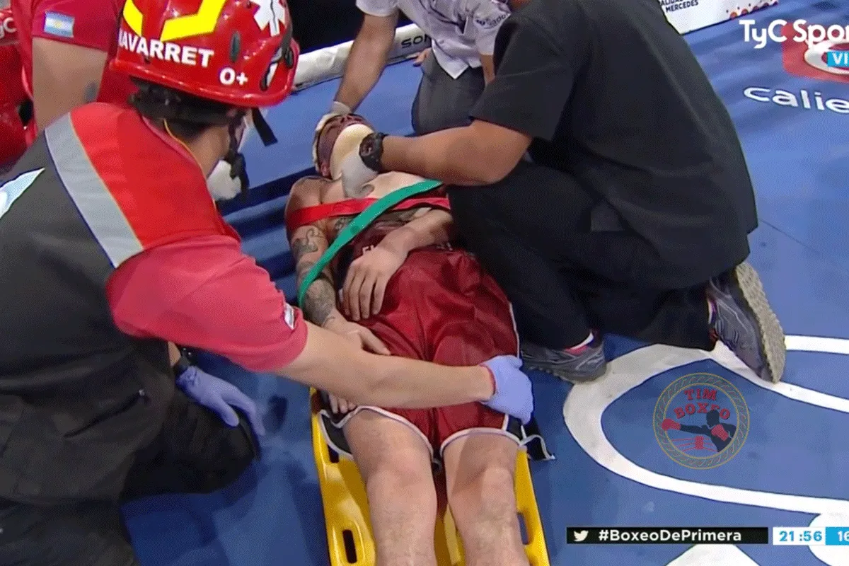 FOUTE KLAP! Bokser op brancard afgevoerd (video)