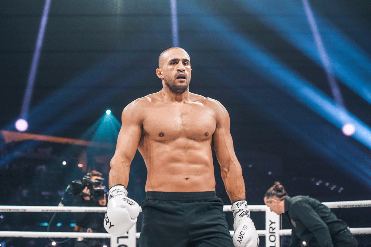 Badr Hari eert kickbokslegendes! 'Ken je klassiekers'