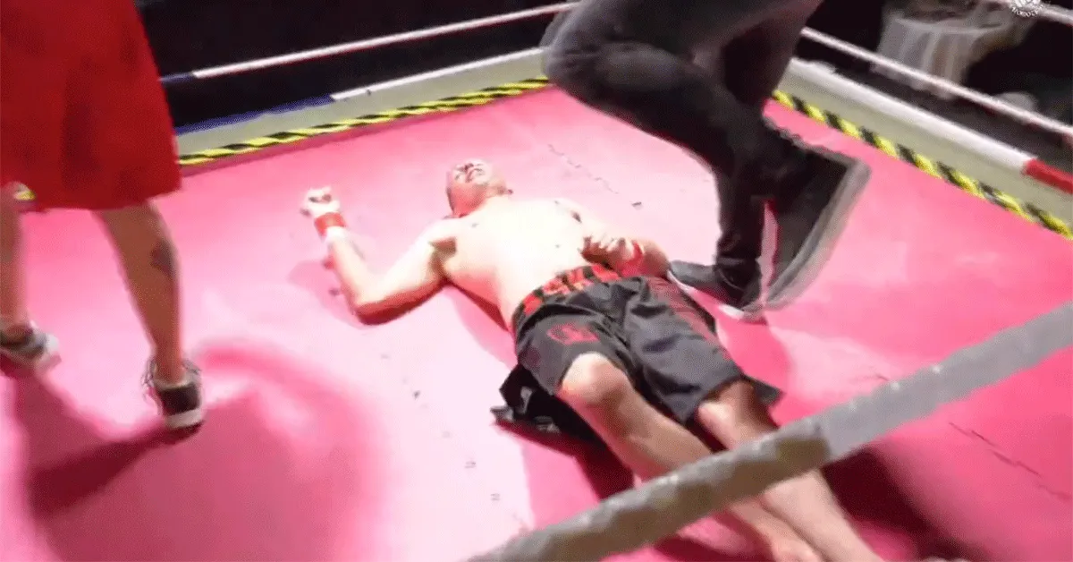 Eng! Grote knockout in te kleine boksring: 'Zwaar illegaal' (video)