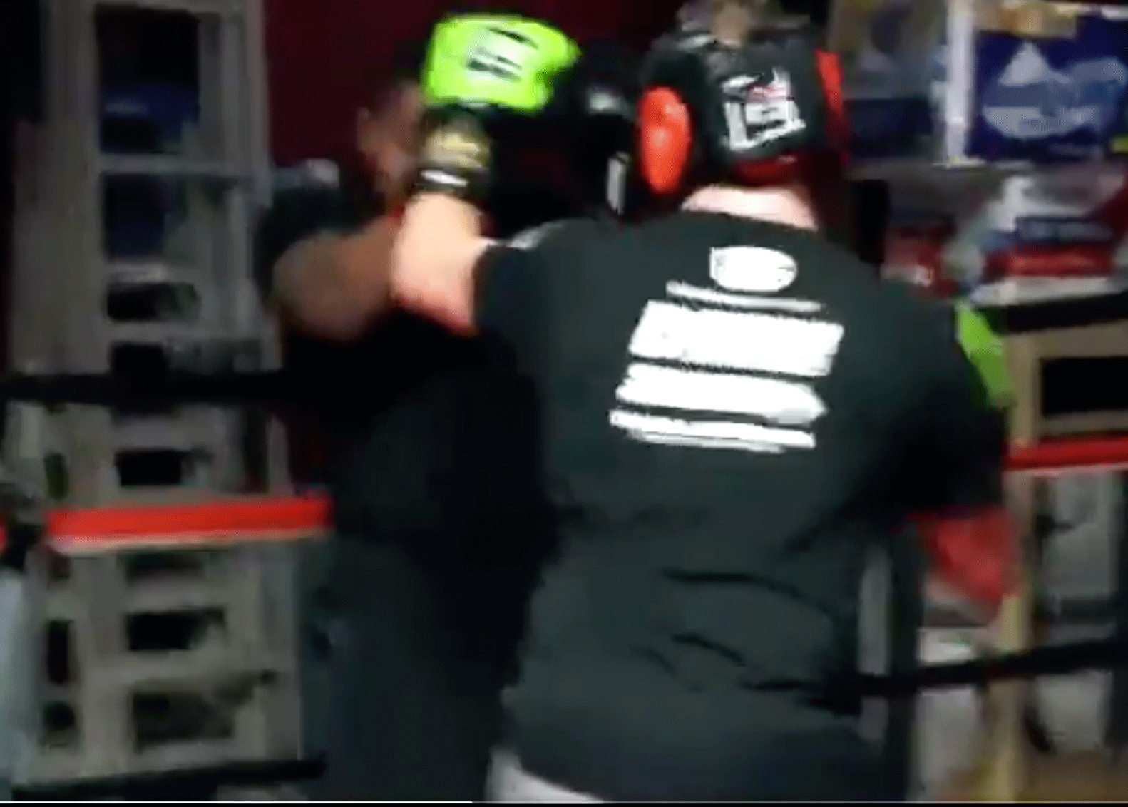 Zo gaat YouTube ster pak slaag krijgen van MMA-kampioen (video)