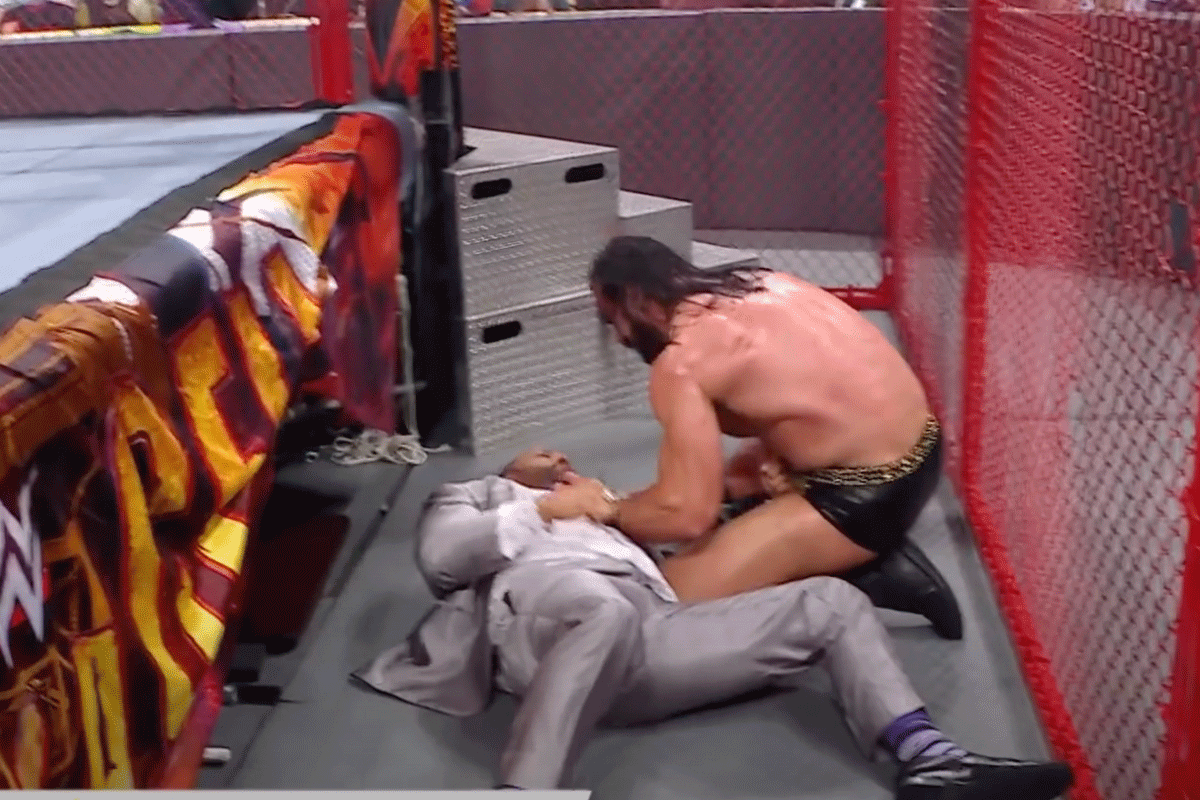 Hell in a Cell: Lekker slopen in de WWE worstelring (video)