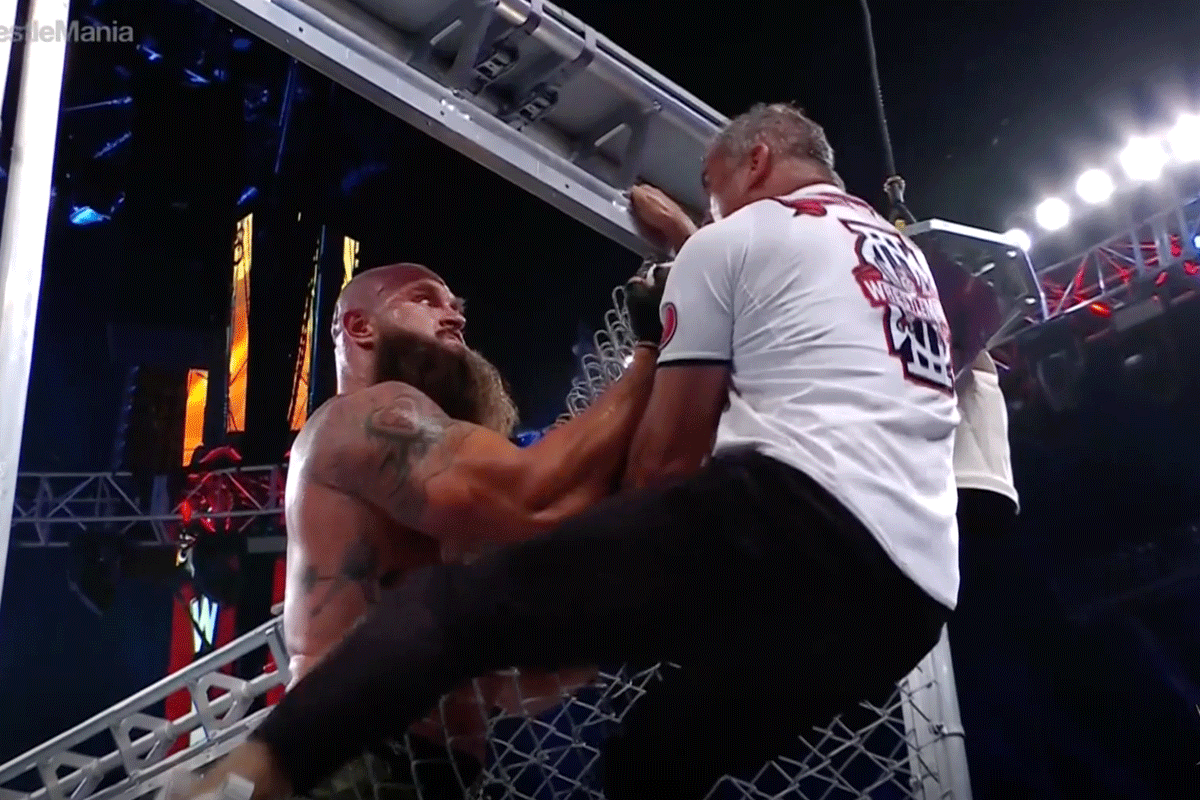 Worstelaar sloopt Steel Cage tijdens WrestleMania (video)