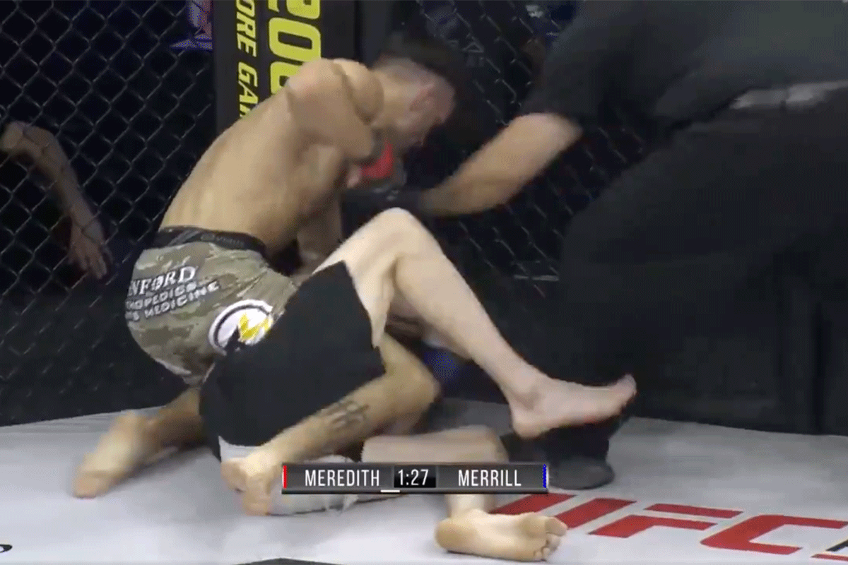 VIDEO: Rivaal totaal gesloopt tijdens profdebuut MMA-vechter