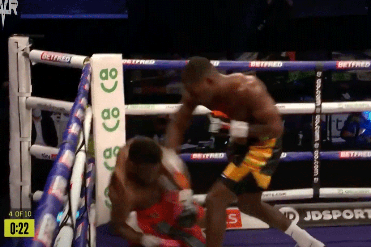 Ongeslagen bokser ramt evenknie 'KO' in hoek van de ring