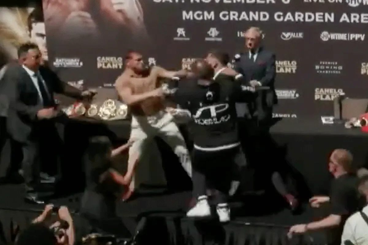 'Dik oog!' Bokskampioen Canelo MEPT rivaal op staredown