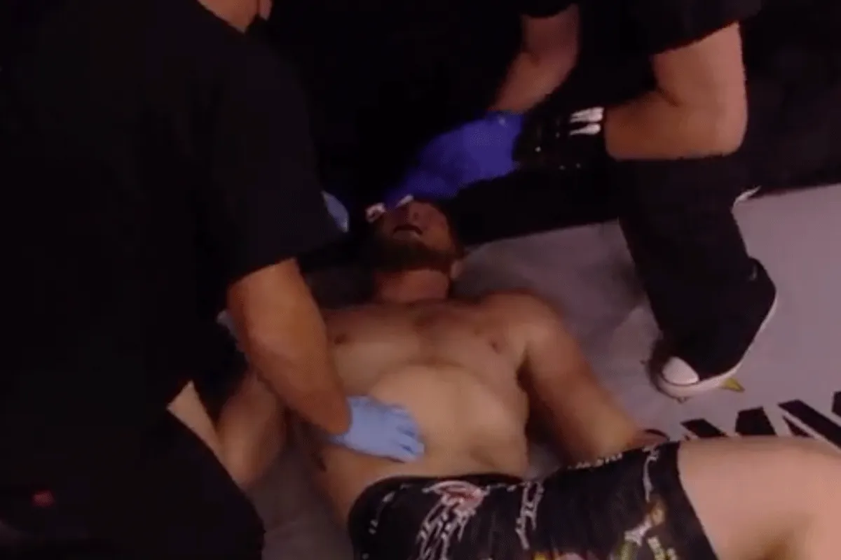 Illegale 'KO'! Vechter TRAPT hoofd rivaal aan diggelen (video)