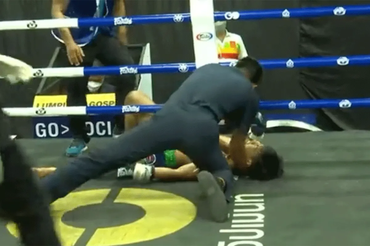 KRAK 'KO'! Kickbokser trapt been rivaal aan diggelen (video)