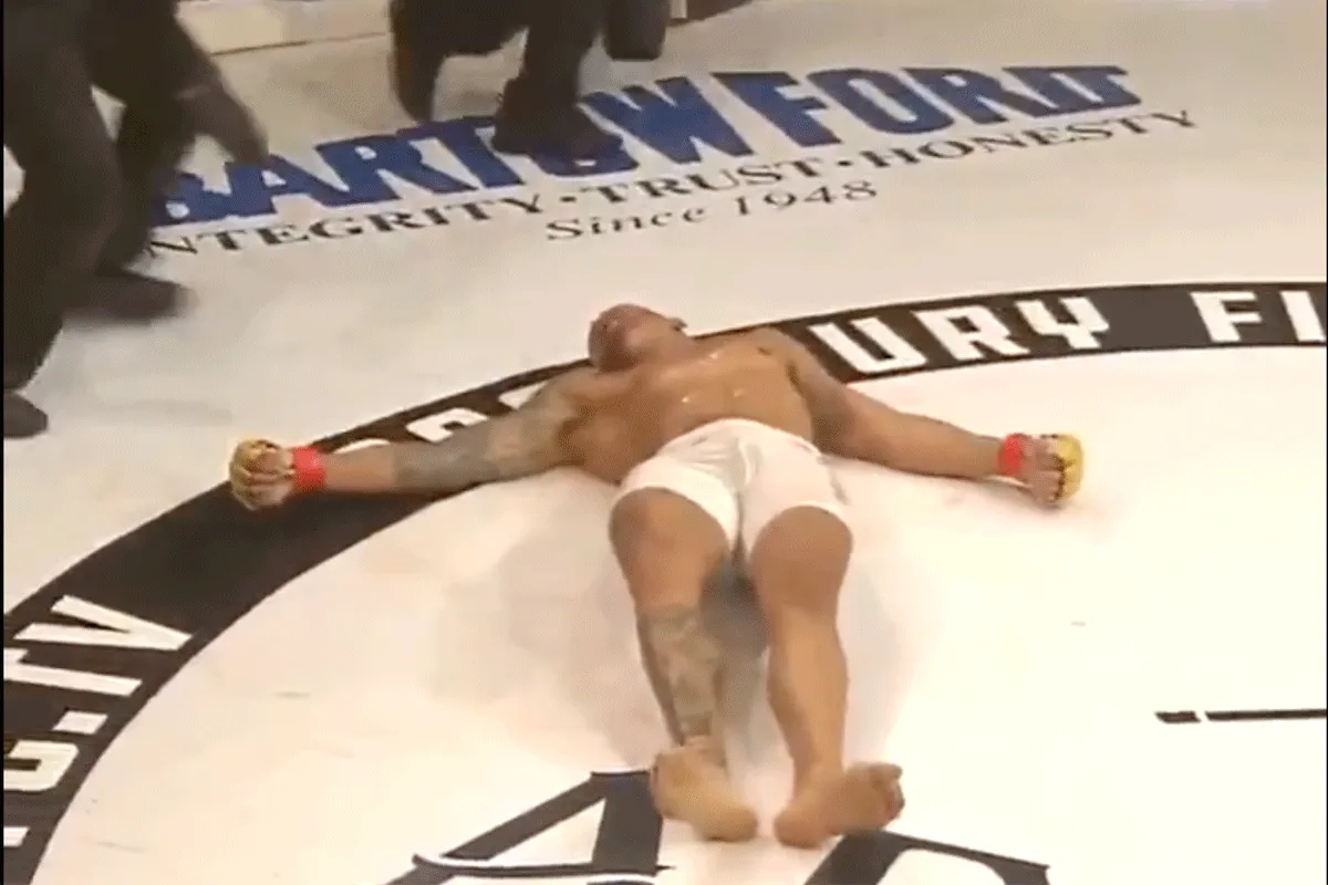 Nare KO! Vechter slaat tegenstander aan diggelen (video)