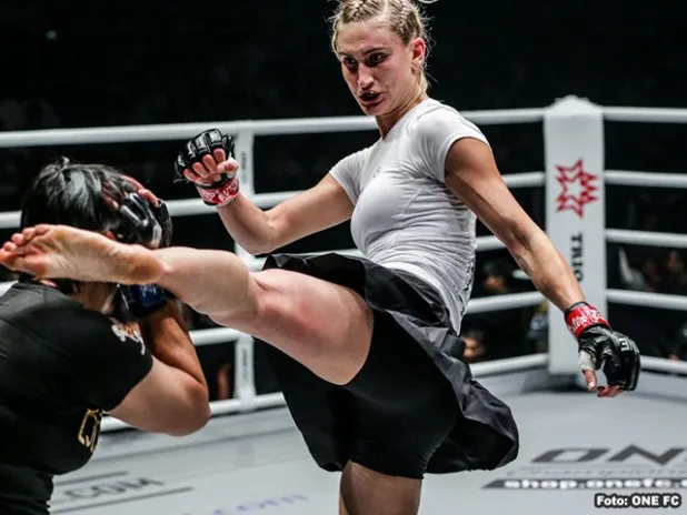 Boomlange MMA-vechtster doet grappig trucje (video)