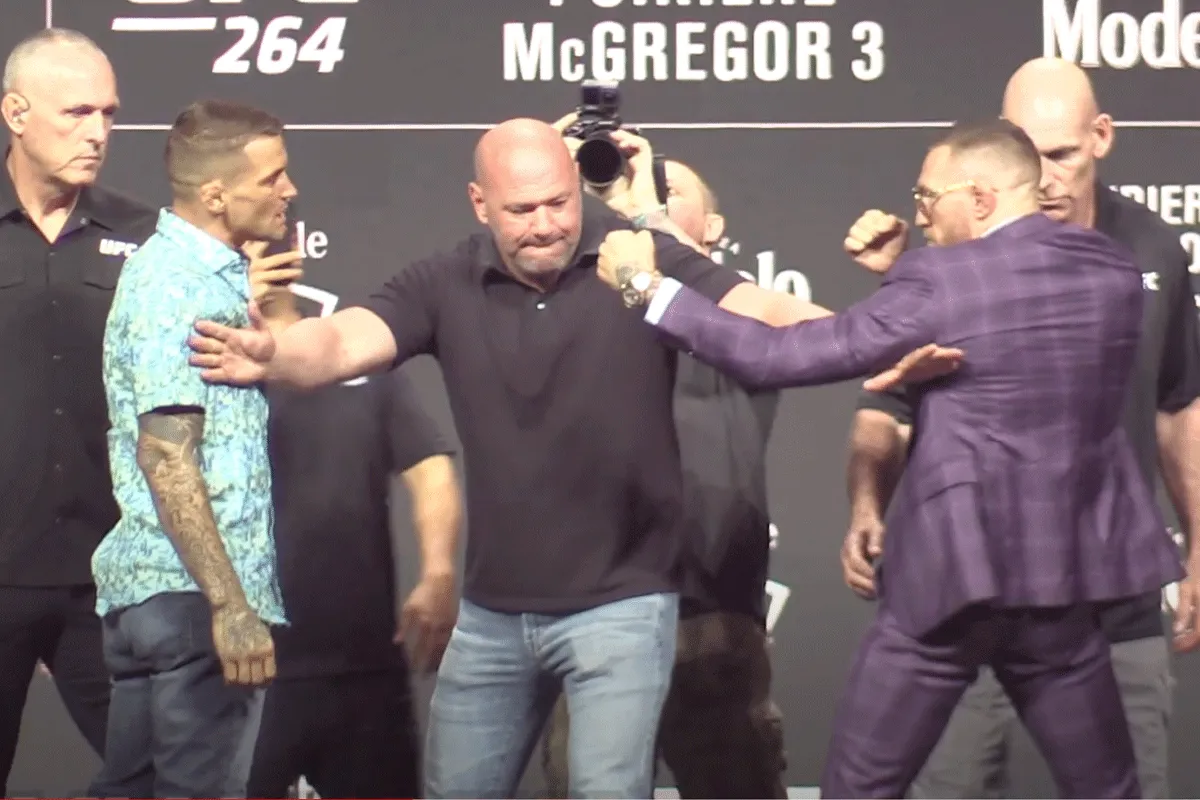 Schaamhaar! McGregor SCHOPT rivaal Poirier tijdens staredown
