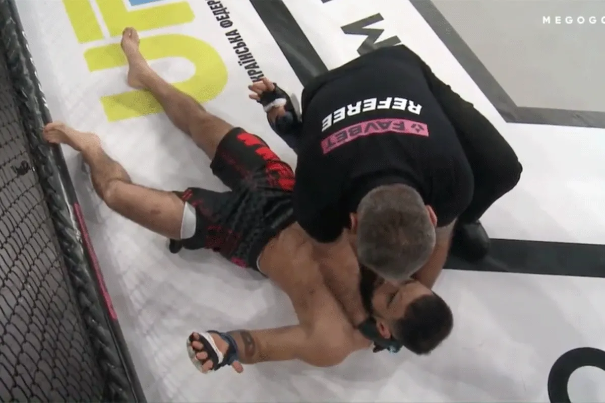 'Ik KO, ga weg!' Vechter krijgt ongenadig pak slaag (video)