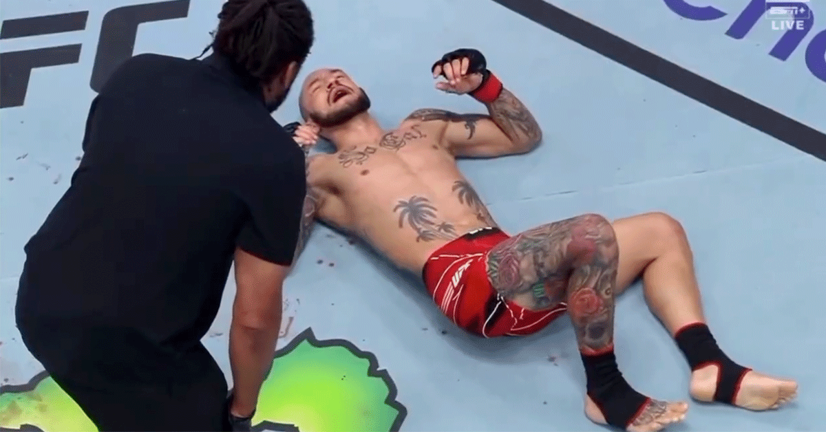 MMA-vechter breekt hand, knokt door en slaat tegenstander knock-out (video)