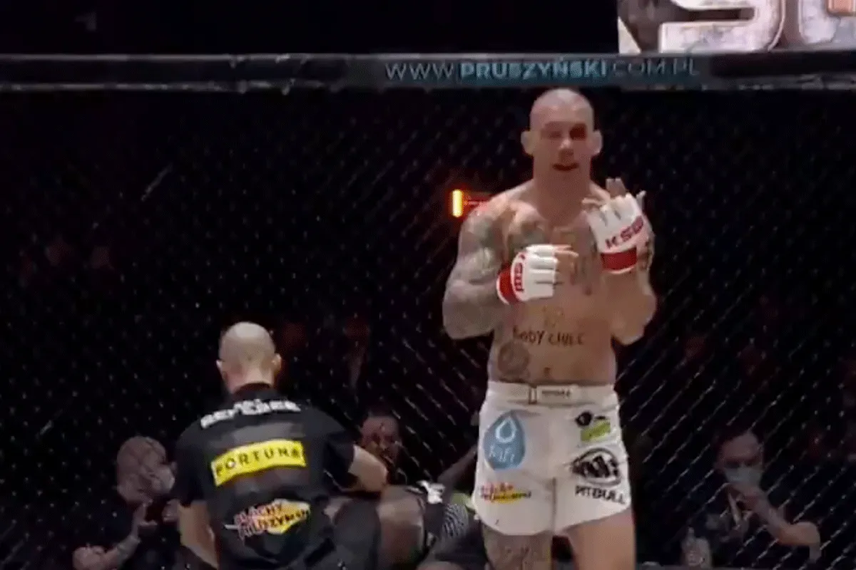 Backflip: Vechter knakt vinger op zijn plek na knock-out