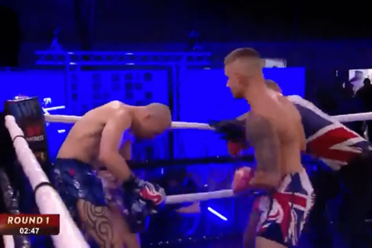 Welterusten! Kickbokser KO't rivaal staand in slaap