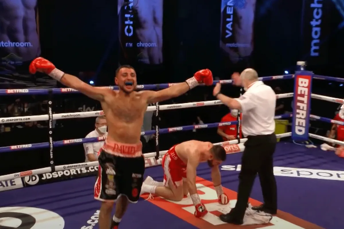 Russische bokskampioen vernietigt Britse ster in bloedige oorlog (video)