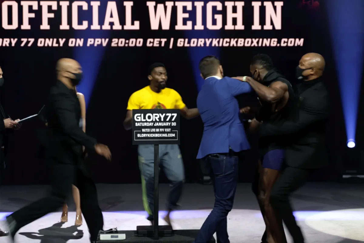 Doumbe bekogeld Groenhart tijdens weging GLORY 77 (video)