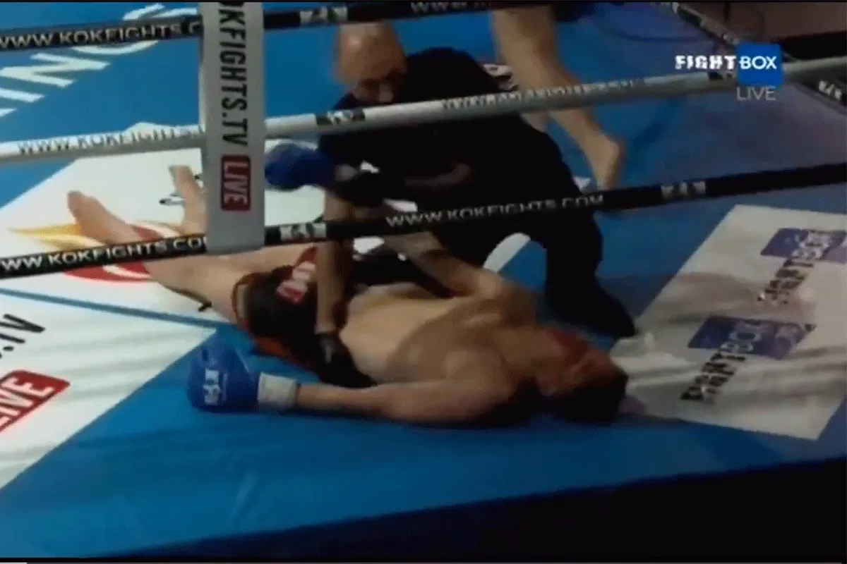 Kickbokser 'KO' na heftige head kick: 'Ik voelde hem aankomen'