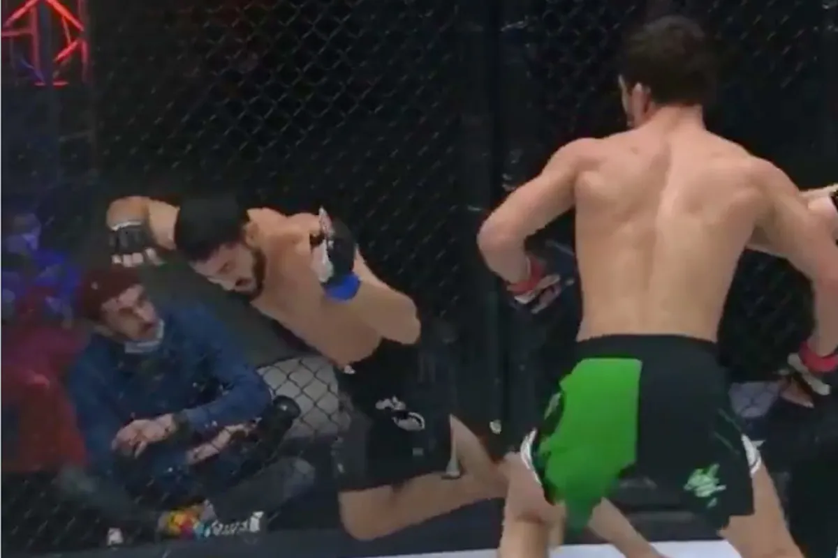 Krankzinnige elleboog knock-out vloert tegenstander (video)