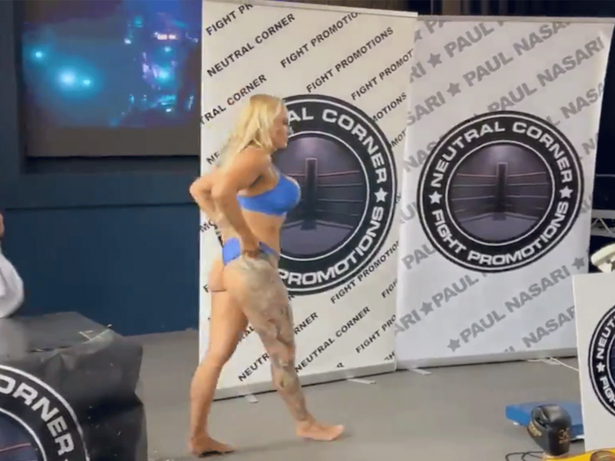 Blonde boksgodin uit de kleren tijdens wedstrijdweging (video)