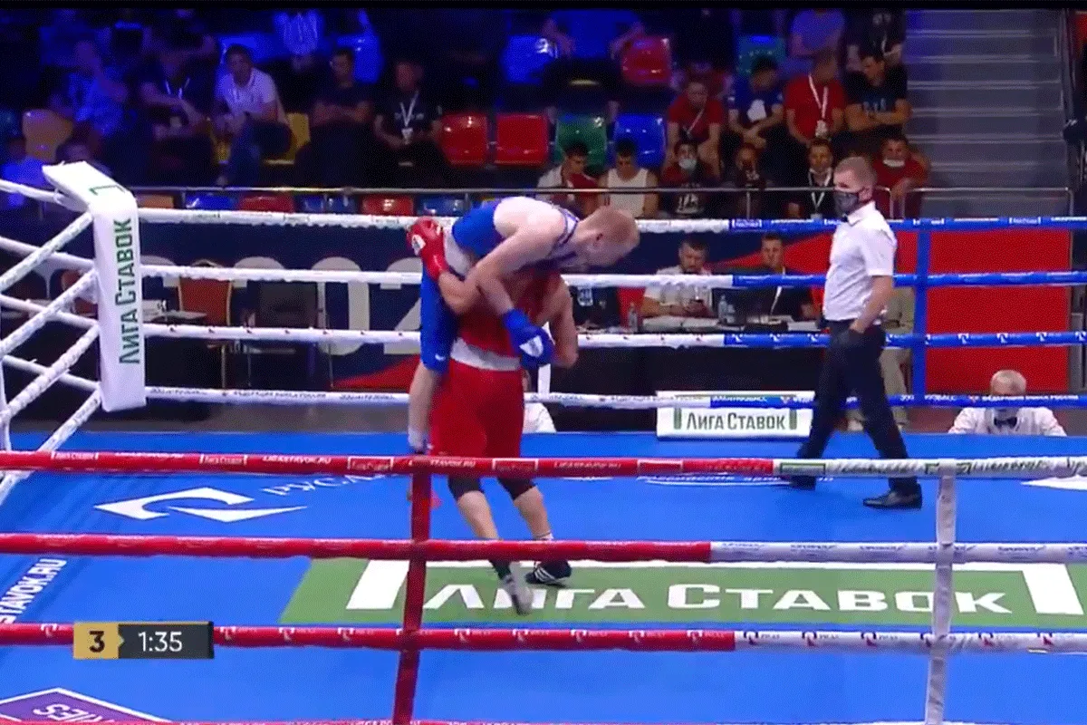 ? Rus smijt rivaal door boksring! 'Dat mag niet'