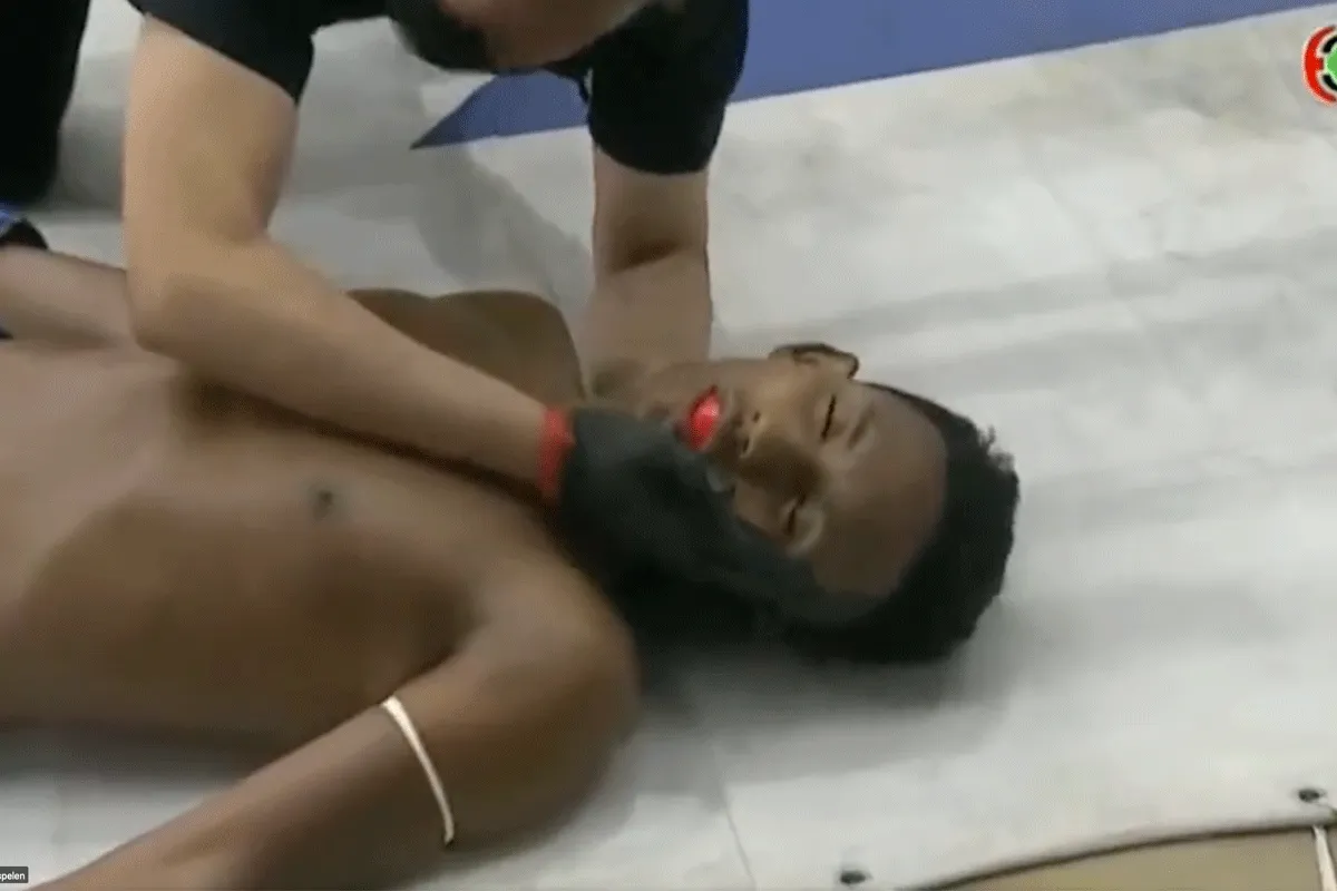 Akelige 'KO'! Dodelijke ellebogen in kickboks toernooi (video)