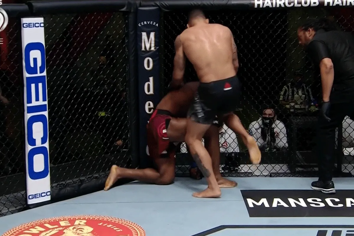 Deja vu: illegale knie stopt wederom UFC-wedstrijd (video)