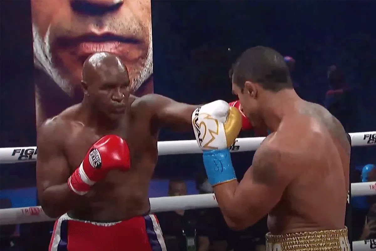 Belachelijk! Holyfield (58) krijgt vechtverbod na 'KO' verlies tegen Belfort