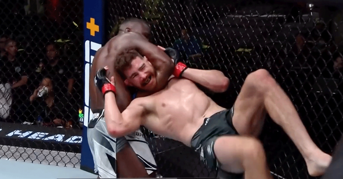 UFC-Vechter trekt hoofd rivaal bijna van zijn romp | video