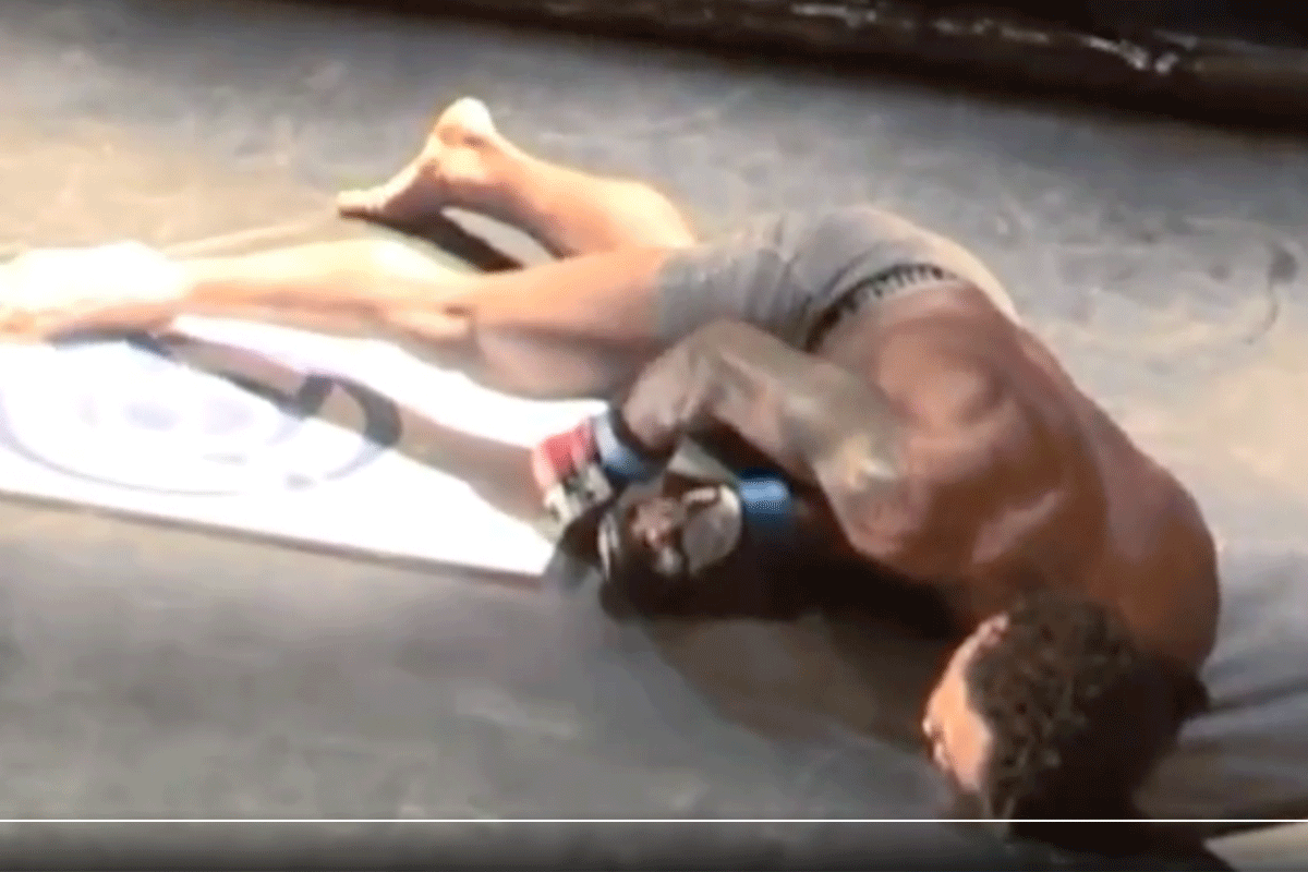 WEIRD! Vechter stort slapend neer tijdens MMA-wedstrijd (video)