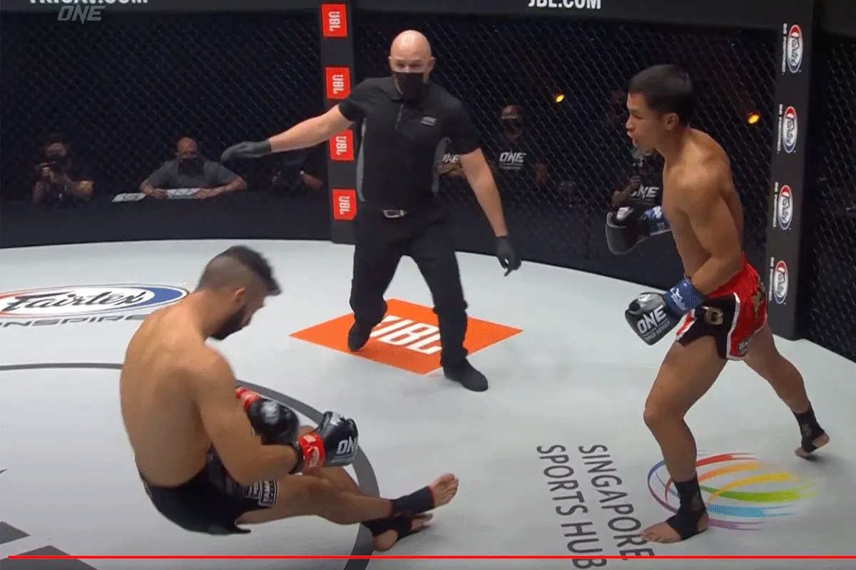 Holy sh*t wat een 'KO!' Beste kickbokser plat getrapt